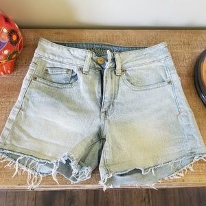 Light Wash American Eagle Demin Shorts